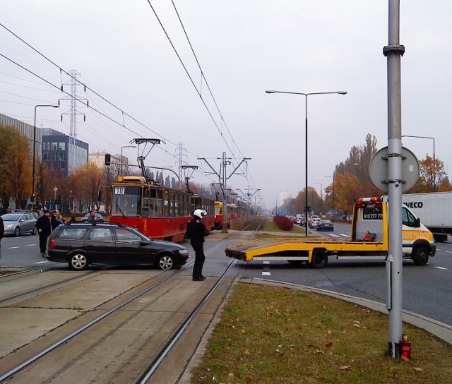 Zderzenie samochodu z tramwajem na skrzyżowaniu Wołoskiej i Domaniewskiej