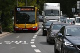 Muchobór Wielki. Pijana kobieta chciała wsiąść do jadącego autobusu. Trafiła do szpitala