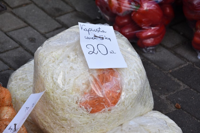Kościerzyna. Ceny owoców i warzyw na targowisku miejskim [4.10.2022]. Sprawdziliśmy po ile ziemniaki, marchew, jabłka [ZDJĘCIA]