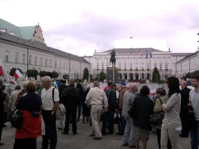 Krzyż przed Pałacem Prezydenckim po katastrofie smoleńskiej.