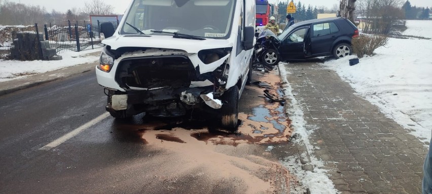 W Łasinie czołowo zderzyły się dwa samochody: dostawczy ford...
