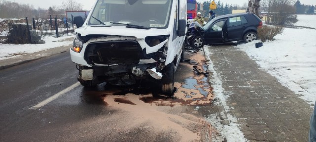 W Łasinie czołowo zderzyły się dwa samochody: dostawczy ford i osobowy volkswagen