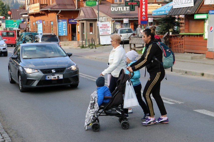 Piesi przemykają przed samochodami na ul. Nowotarskiej