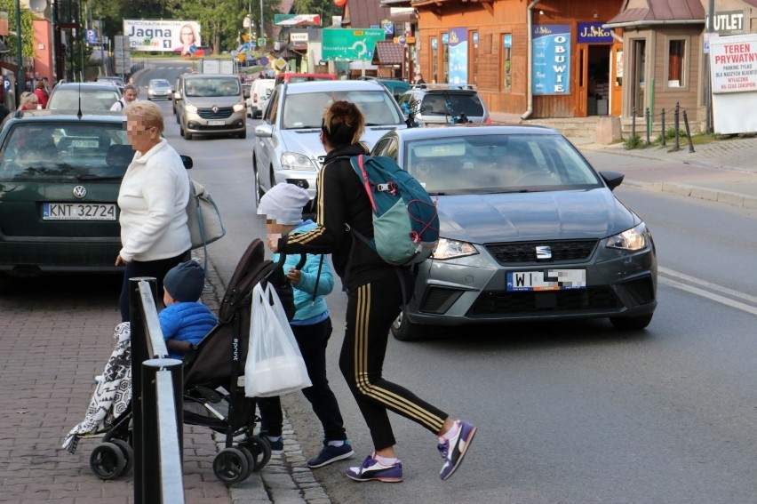 Piesi przemykają przed samochodami na ul. Nowotarskiej