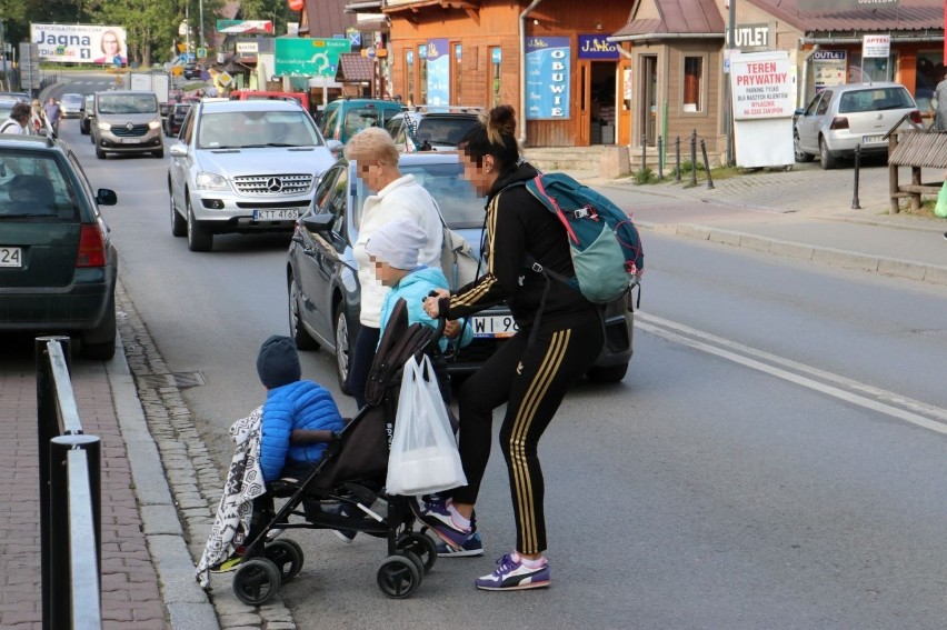 Piesi przemykają przed samochodami na ul. Nowotarskiej