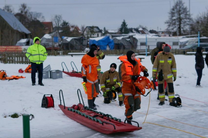 Ćwiczenia na kruchym lodzie strażaków OSP Wdzydze Tucholskie i OSP Wiele || ZDJĘCIA