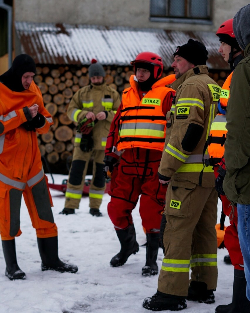 Ćwiczenia na kruchym lodzie strażaków OSP Wdzydze Tucholskie i OSP Wiele || ZDJĘCIA