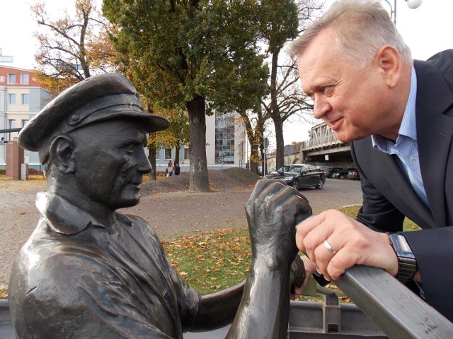 Jerzy Synowiec przy Zacharku. Trudno sobie wyobrazić miasto bez tego pomnika, a przecież bez społeczników by go nie było.