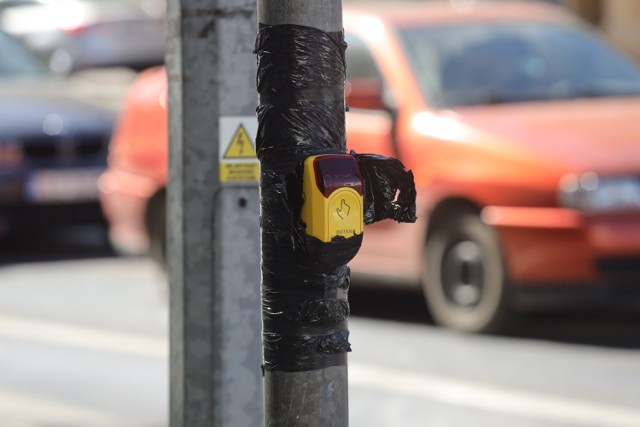 Niszczone są zabezpieczenia przed koronawirusem w Legnicy.