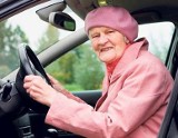 Seniorzy na razie nie muszą się martwić o swoje prawo jazdy