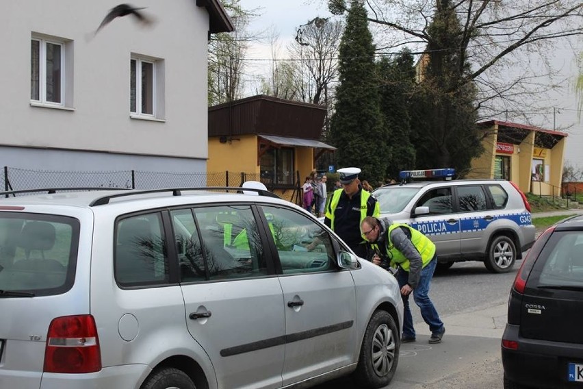 Andrychów. 10 - latek wpadł pod samochód. Jest w stanie ciężkim