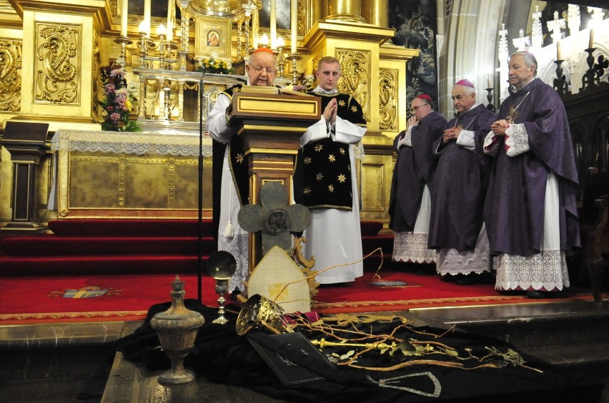 Dzień Zaduszny na Wawelu. Modlitwa za królów i bohaterów narodowych [ZDJĘCIA]