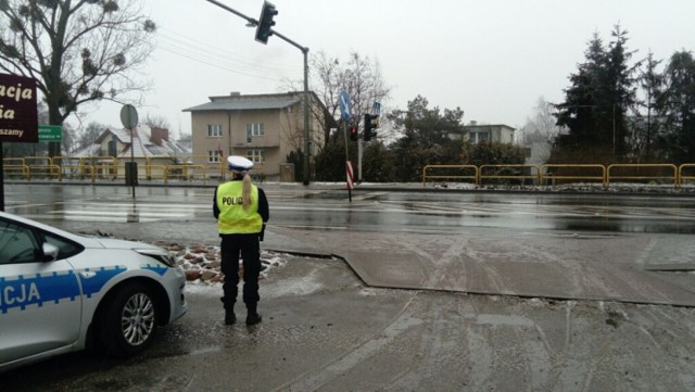 Policjanci na ulicach Inowrocławia dbali o bezpieczeństwo pieszych i rowerzystów.