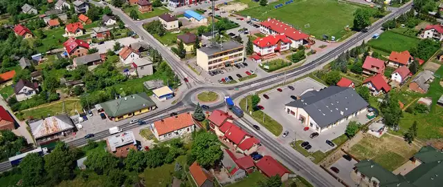 W centrum Lisiej Góry krzyżują się ważne drogi: DW 984 na Mielec i DK 73 Kielce-Tarnów. Ruch jest w miejscowości jest bardzo duży.