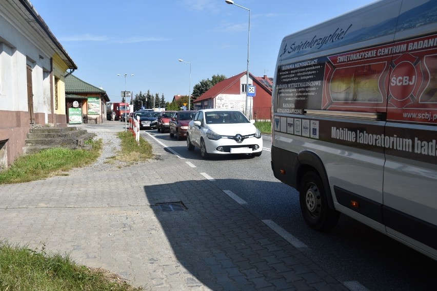 Na rondzie w centrum Lisiej Góry krzyżują się trzy ważne...