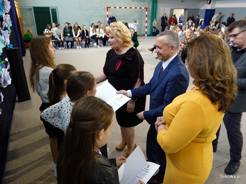 Oto najzdolniejsi uczniowie szkół podstawowych w gminie Sokółka. Z rąk burmistrz odebrali stypendia naukowe