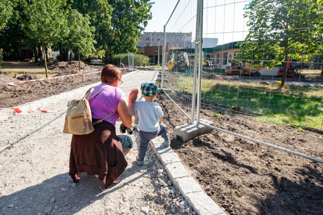 Park Witosa w Bydgoszczy będzie miejscem wyciszenia i pamięci - to nie ulega wątpliwości. Nie została jeszcze rozstrzygnięta kwestia placu zabaw - tu głosy są podzielone, zarówno w zespole ekspertów, jak i wśród mieszkańców. 

Prace zespołu eksperckiego, który ma zarekomendować prezydentowi Bruskiemu sposób zagospodarowania parku Witosa w Bydgoszczy  dobiegają końca. We wtorek trwało kolejne spotkanie, być może już ostatnie. Rekomendacja wkrótce powinna być gotowa.

Wideo: Oddając krew ratujesz życie


