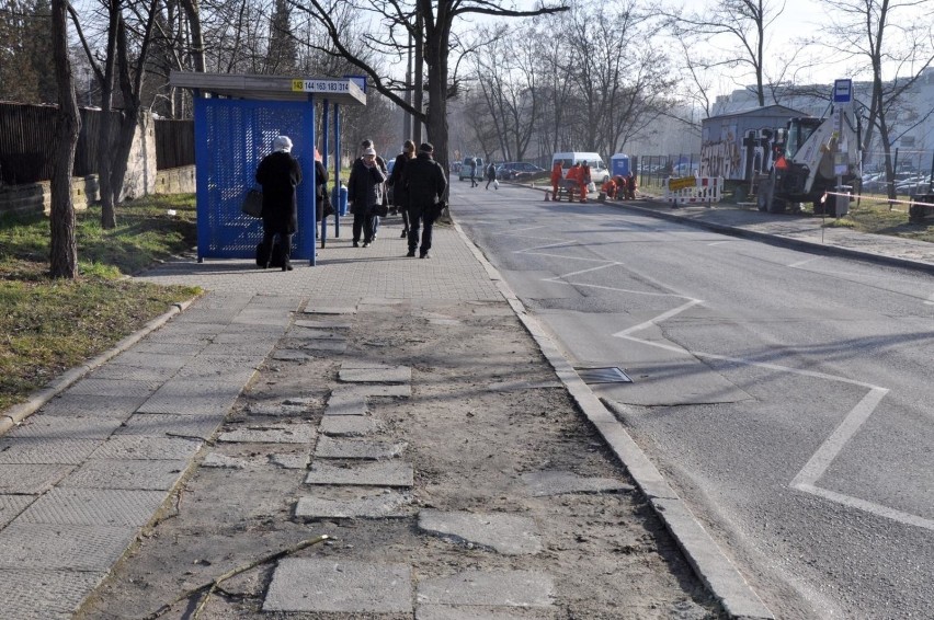 Zniszczone chodniki i ulice w rejonie SU w Prokocimiu