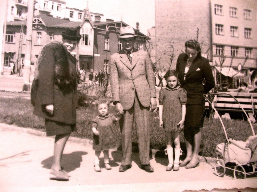 Zdjęcie zostało wykonane 1947r na Skwerze Kościuszki w...