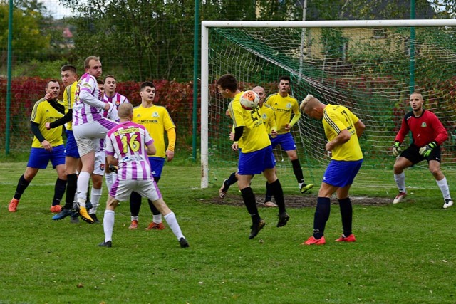 Piłkarze Fuksa Wielowicz (w pasy) i Krajny II Sępólna (na żółto) to najwyżej sklasyfikowane regionalne ekipy w B-klasie.