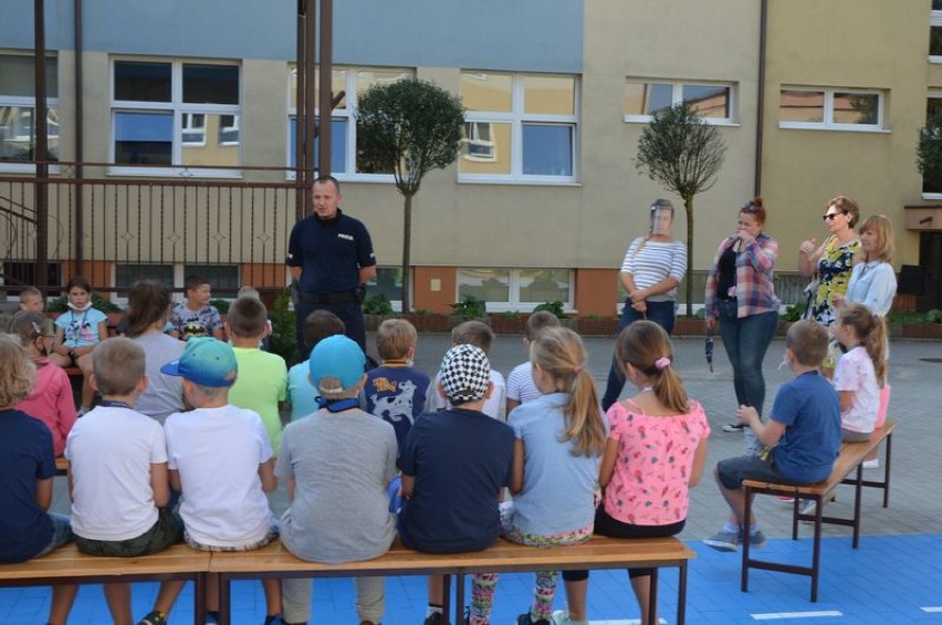 Wejherowo. „Uczę się bezpieczeństwa”. Policjanci spotkali się z uczniami „ósemki”| ZDJĘCIA