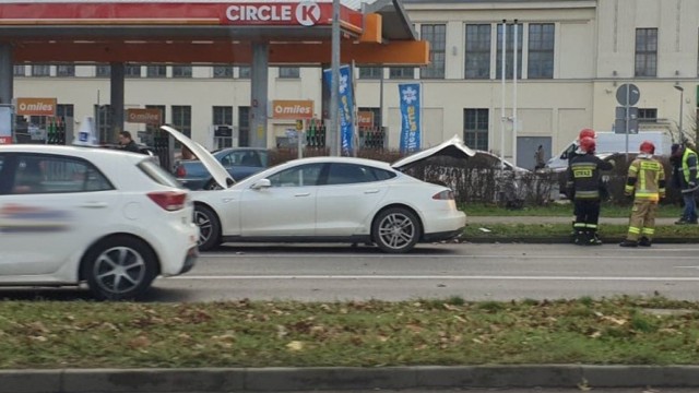 Do zdarzenia doszło kiedy kierujący volkswagenem wyjeżdżał z parkingu przy stacji benzynowej.