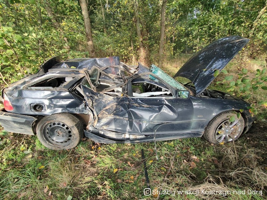 BMW na łuku drogi wypadło na pobocze i uderzyło w drzewo....