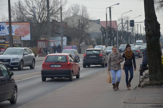 Jeśli pomysły władz miasta uda się zrealizować, to jest szansa na odkorowanie ulicy Wojska Polskiego, szczególnie w dni targowe