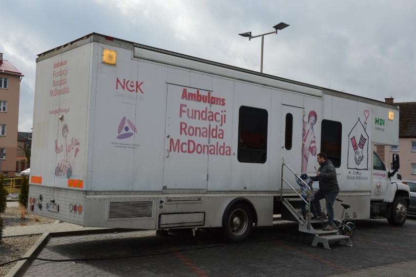 W ambulansie Fundacji Ronalda McDonalda przebadano w Lęborku ok. 130 dzieci.