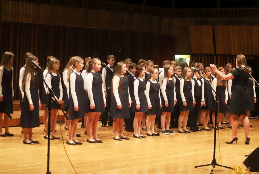 Koncert "Mosty" w Radomiu. Podziękowania dla wolontariuszy i darczyńców zaangażowanych w akcję pomocy Ukrainie. Zobaczcie zdjęcia