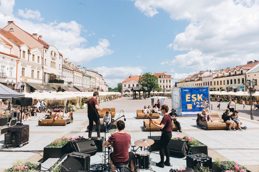  Koncert zespołu The FoxCats na skwerze kultury obok rzeszowskiego ratusza