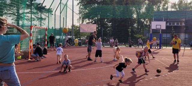 W mieście szósty rok z rzędu trwa akcja „Wakacje z koszykówką”. Zajęcia odbywają się na boisku przy Zespole Szkół Technicznych.