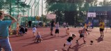 W mieście szósty rok z rzędu trwa akcja „Wakacje z koszykówką”. Zajęcia odbywają się na boisku przy Zespole Szkół Technicznych