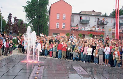 Fontanna na placu Letochów w Radzionkowie w upalne dni...