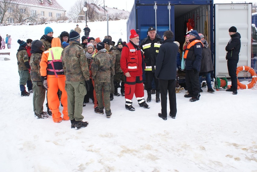 Ćwiczenia ratowników na zamarzniętym stawku w Siemirowicach