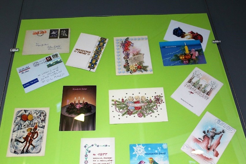 To pierwsza taka wystawa pocztówek świątecznych ze zbiorów  Longina Jana  Okonia w chełmskiej bibliotece 