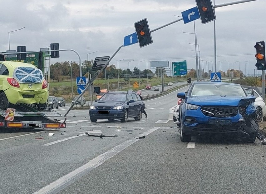 Karambol na gierkówce w Podwarpiu. Skoszona sygnalizacja...