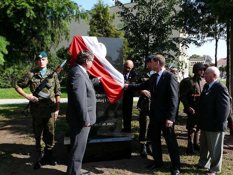 Sieradz: Odsłonięto Pomnik Sybiraków [ZDJĘCIA]