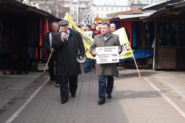 W kwietniu ubiegłego roku Wojciech Krawczyk wspierał handlarzy protestujących przeciw koncepcji rewitalizacji targowiska.