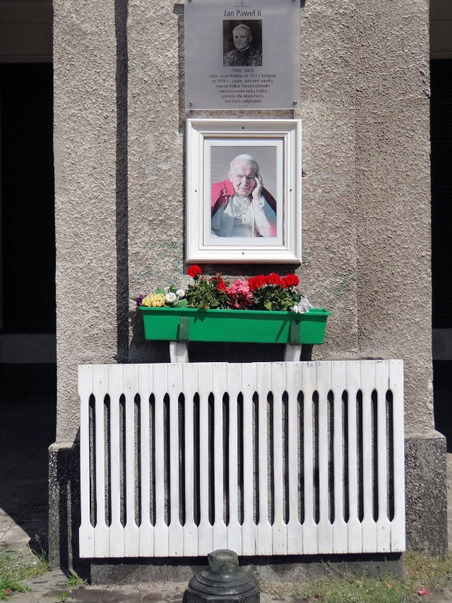 W Polsce ulice i place noszą często nazwę Jana Pawła II - w Warszawie mamy Aleję Jana Pawła II, a u jej zbiegu z ul. Dzielną, nieopodal Pawiaka, gdzie Papież modlił się podczas pielgrzymki do Polski jest skromne miejsce pamięci - fot. Jolanta Dyr