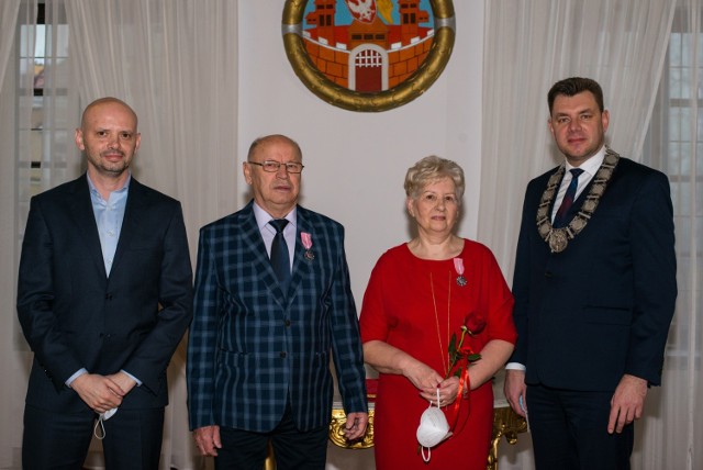 Medal odebrali między innymi Janina i Stanisław Sochowie.