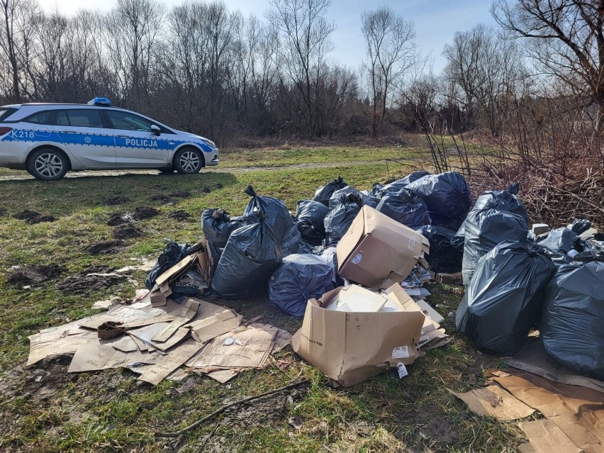 Nielegalne wysypisko w sąsiedztwie rzeki. Krośnianin wyrzucił ponad pół tony odpadów na brzegu Jasiołki w Jedliczu [ZDJĘCIA]