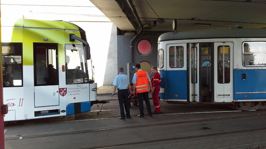Awaria tramwaju na rondzie Mogilskim (zdjęcie ze środy, 1...