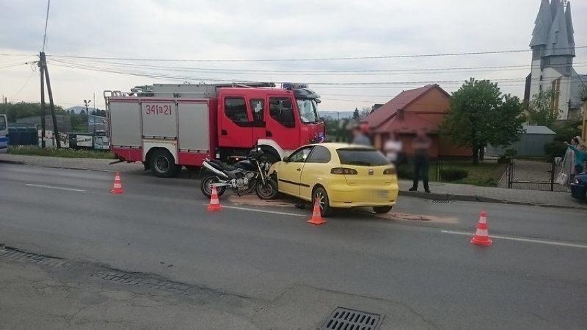 DK 28. Motocykl wbił sie w samochód. Ranny w szpitalu [ZDJĘCIA]