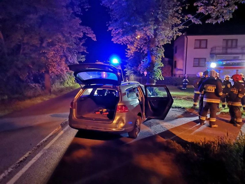 Wypadek w Komorowie. Czołowe zderzenie auta  z drzewem 