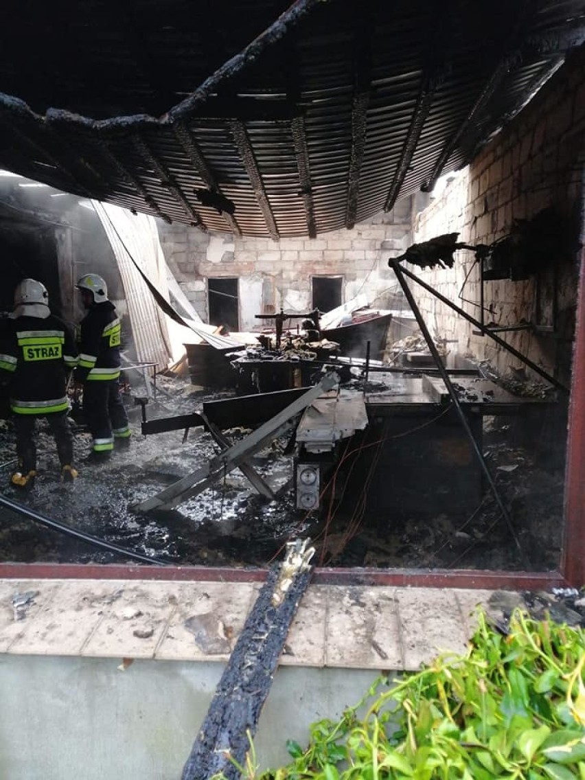 Od trzeciej nad ranem strażacy walczyli z pożarem budynku w gm. Burzenin [zdjęcia]