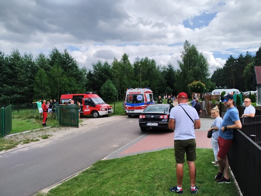 Niebezpieczne zdarzenie na jeziorze w Grzybku. Lądował śmigłowiec LPR. Zobacz zdjęcia i wideo