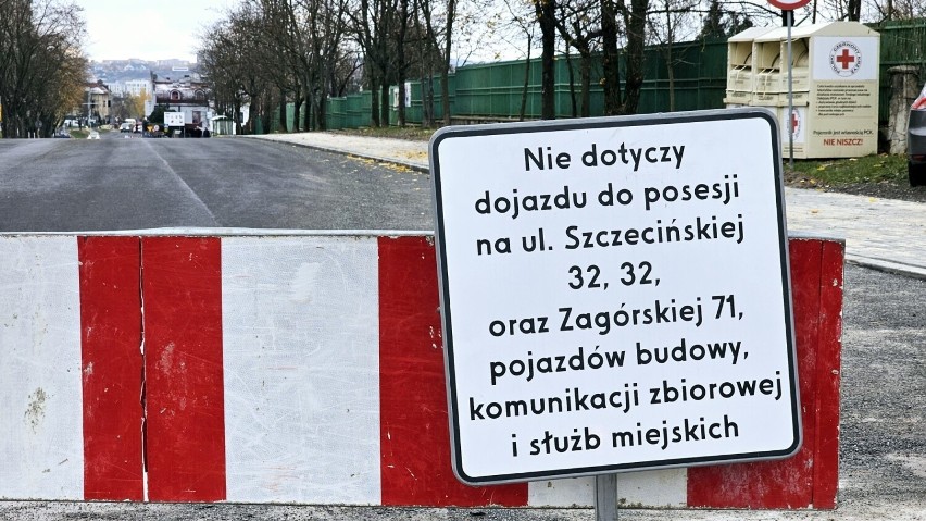 Skandal na ulicy Szczecińskiej w Kielcach. Droga jest gotowa po remoncie a nadal zamknięta dla kierowców   