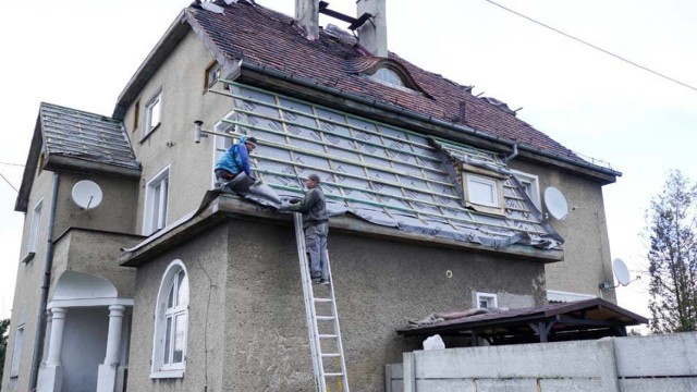 Trwa naprawa dachu w budynku przy ul. Tartaczanej