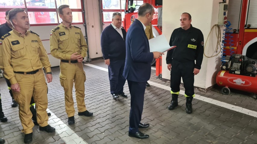 Wojewoda Wielkopolski obdarował strażaków z powiatu szamotulskiego